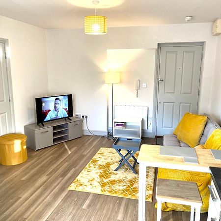 Stylish Cosy And Bright Apartment - Fantastic Location - Perfect For Business Or Solo Travellers Бишопс-Стортфорд Экстерьер фото