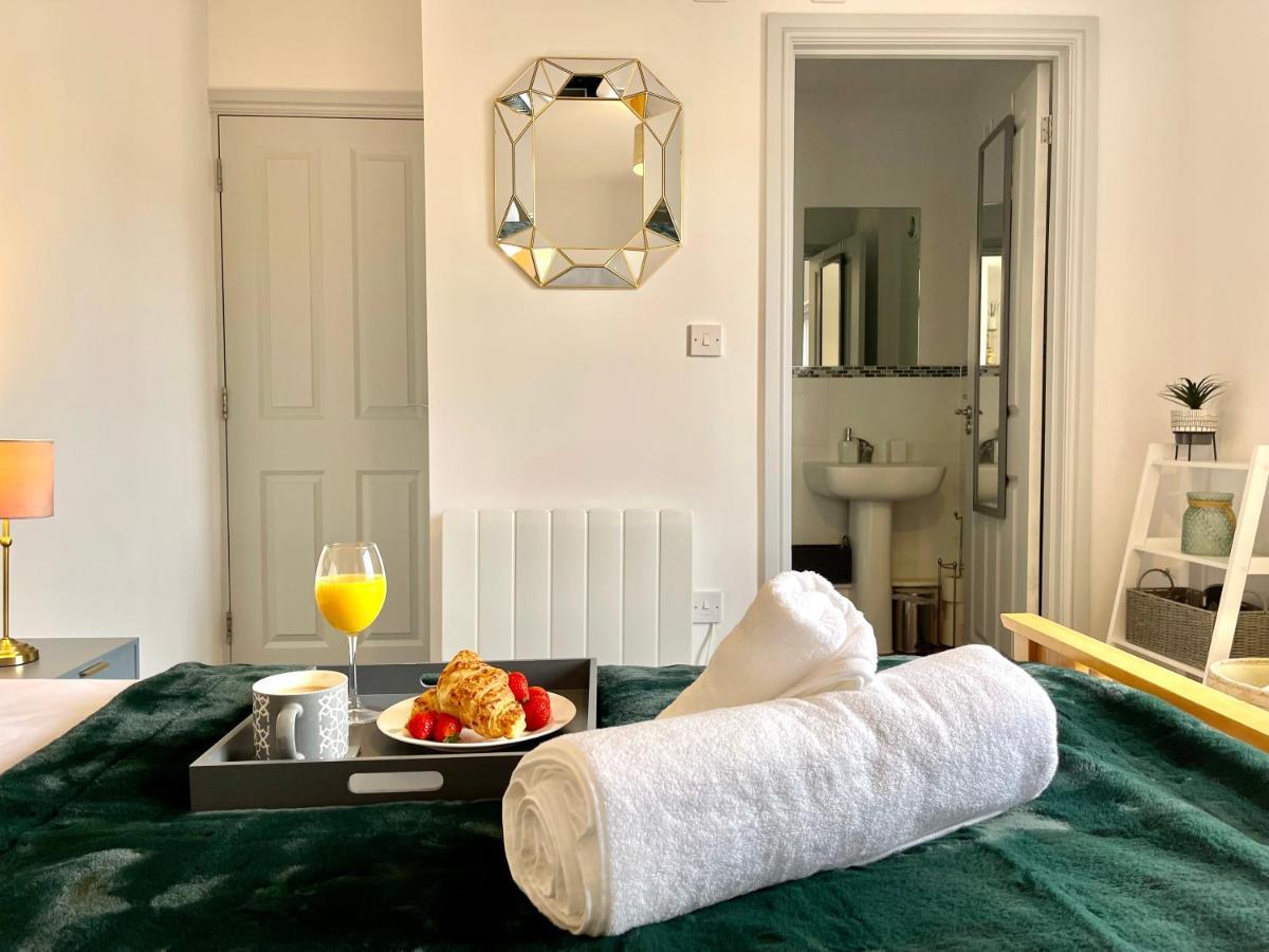 Stylish Cosy And Bright Apartment - Fantastic Location - Perfect For Business Or Solo Travellers Бишопс-Стортфорд Экстерьер фото