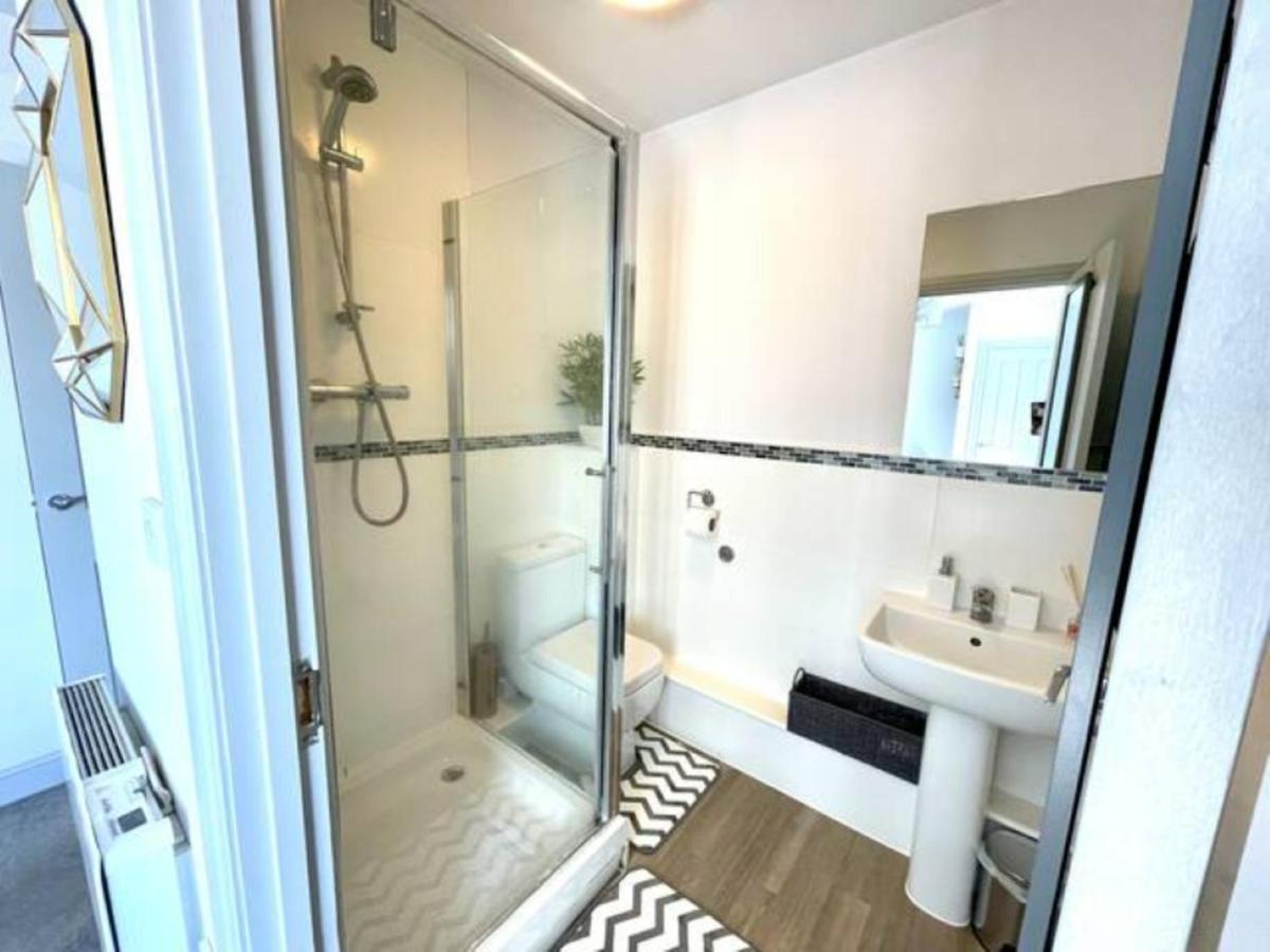 Stylish Cosy And Bright Apartment - Fantastic Location - Perfect For Business Or Solo Travellers Бишопс-Стортфорд Экстерьер фото